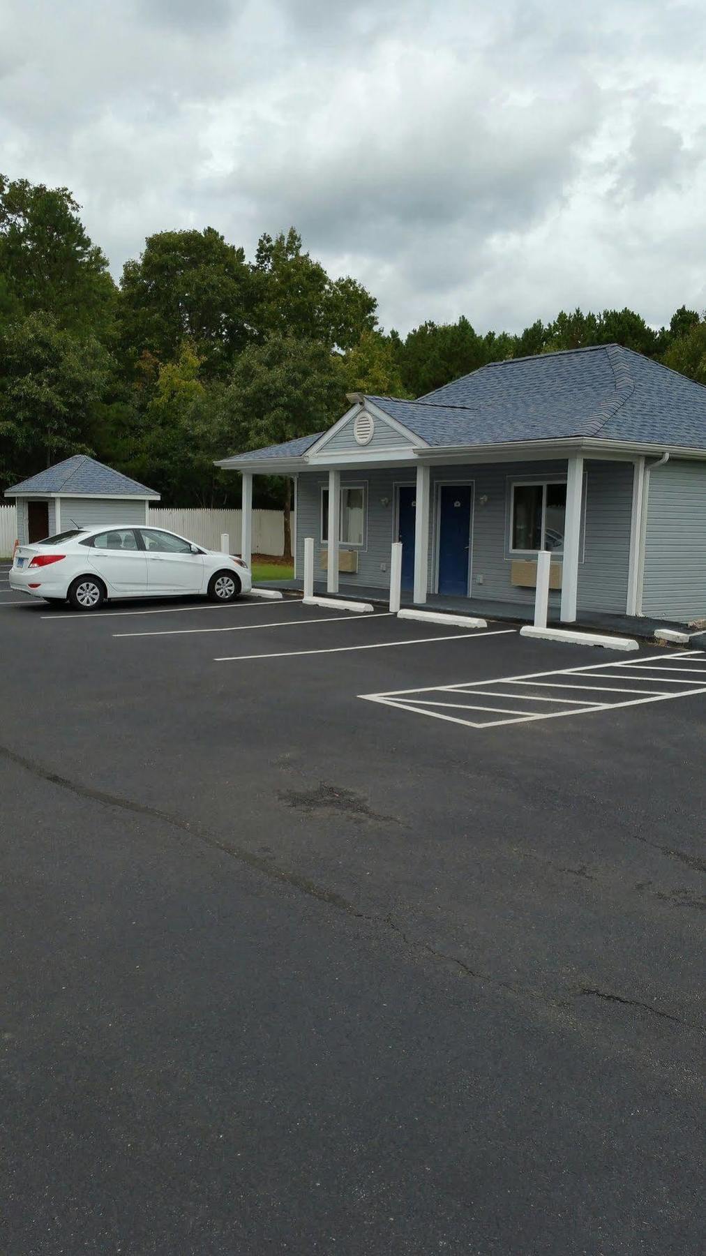 Village Inn & Suites - Smithville Exterior photo